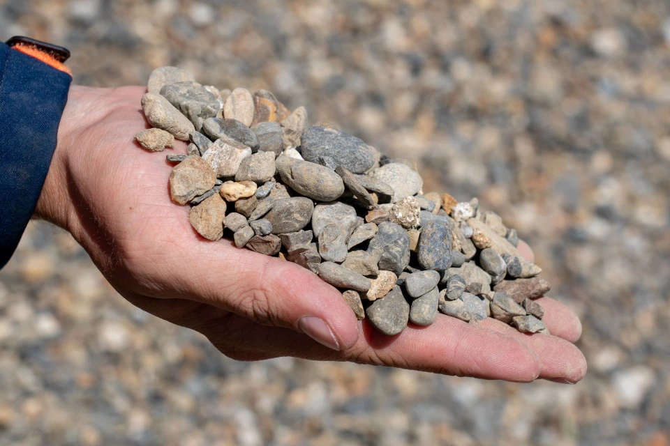 Main présentant des graviers extraits sur le site des carrières Malet.