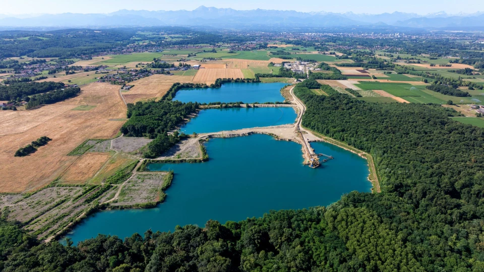 Vue aérienne des plans d’eau formés sur le site des carrières Malet après exploitation.